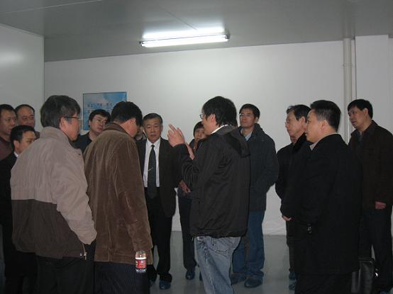 车间里，向电焊机协会参会代表讲解HJC黄金城半导体整体运行情况